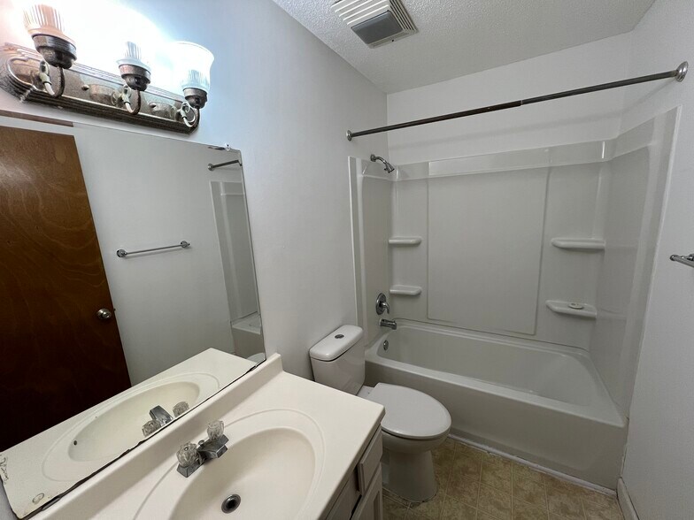 Building Photo - 2106 Valleyhigh Dr NW