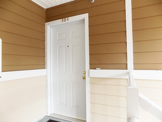 Building Photo - Roomy 2 Bedroom Condo With Washer & Dryer! ***Single Occupancy Only***