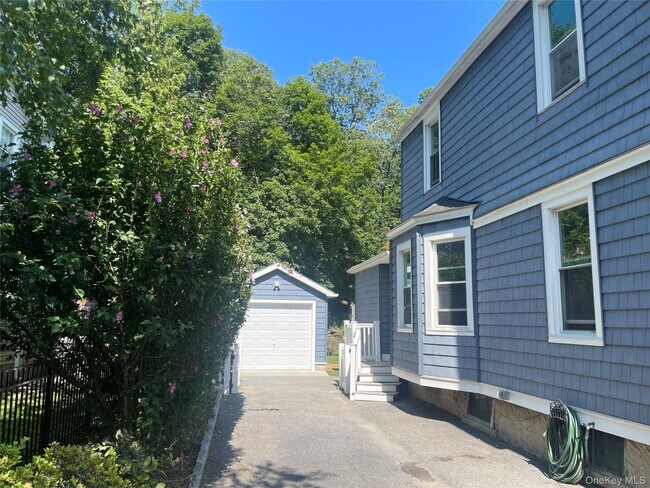 Building Photo - 14 Rosedale Ave