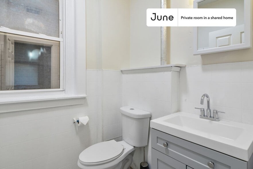 Building Photo - Room in Shared 4 bed/1 bath home