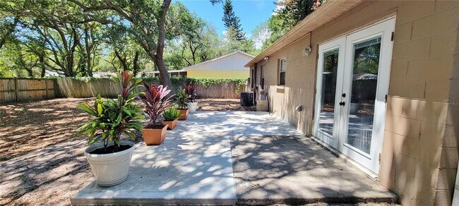 Building Photo - 3214 W Van Buren Dr