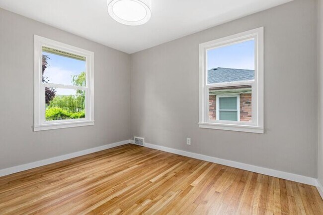 Building Photo - Air Conditioned Columbia City Bungalow