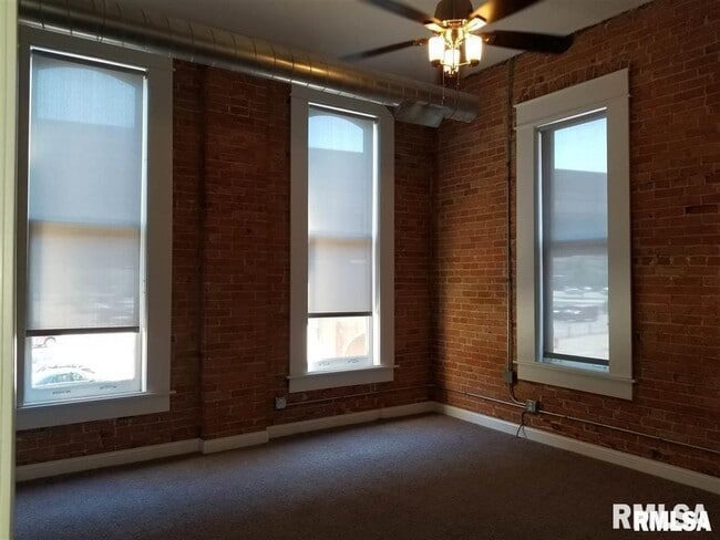 Building Photo - 1534 River Dr