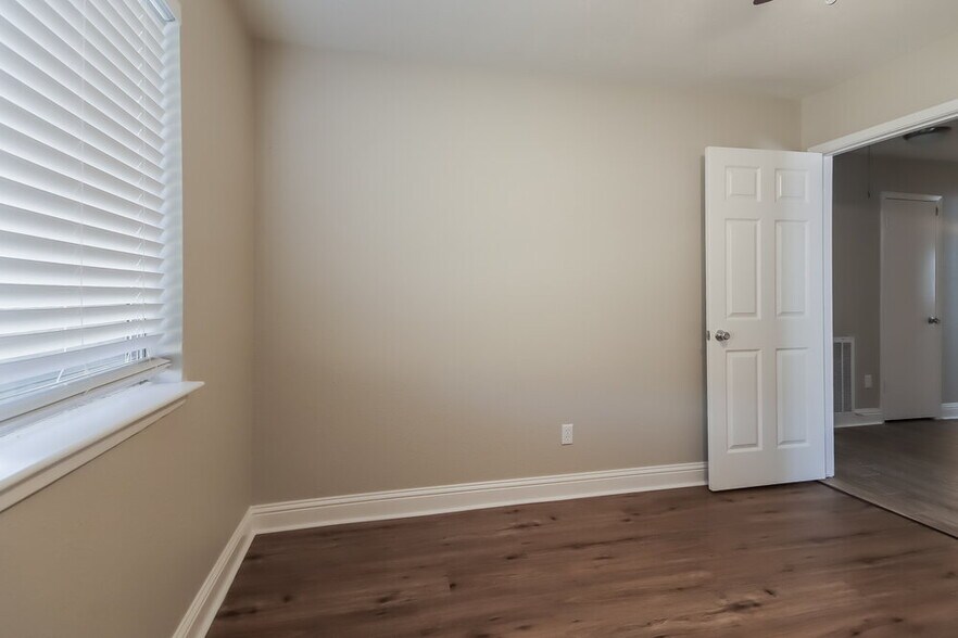 Building Photo - 4167 Amir St