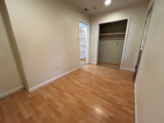 Building Photo - Cute 2 bedroom 1 bath in Tahoe Park Sacram...