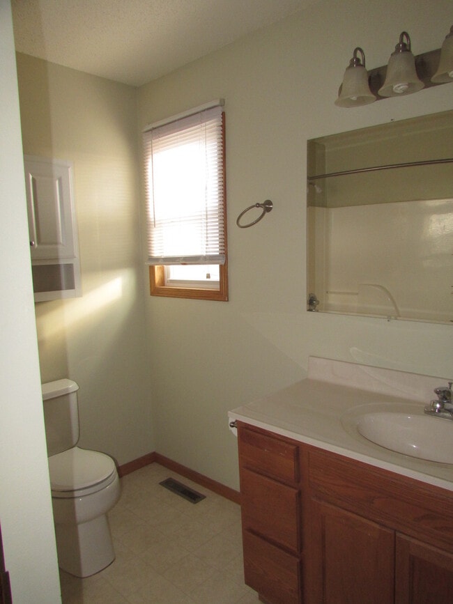 Building Photo - 3 BED | 3 BATH | DOUBLE GARAGE | SOUTH