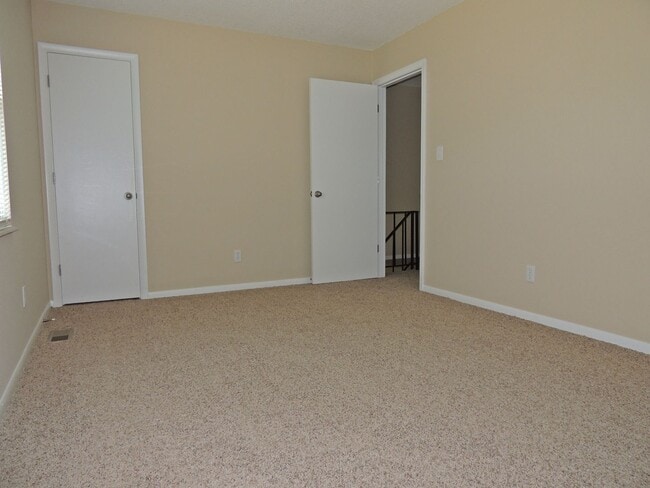 Building Photo - Convenient location , 2 bedroom 1.5 bath 9...