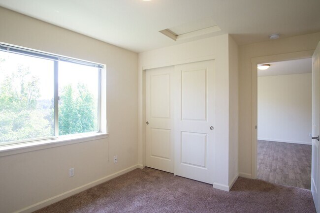 Building Photo - $250 OFF! Top Floor 1 Bdr w/Modern Amenities in SE + Pet Friendly!