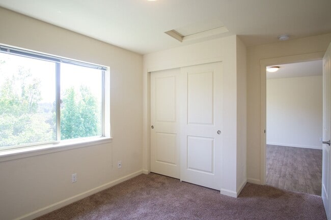 Building Photo - Top Floor 1 Bdr w/Modern Amenities in SE + Pet Friendly!