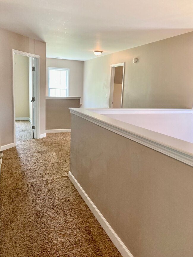 Building Photo - 5 Bedroom 3 Bath Hubert Home for Rent