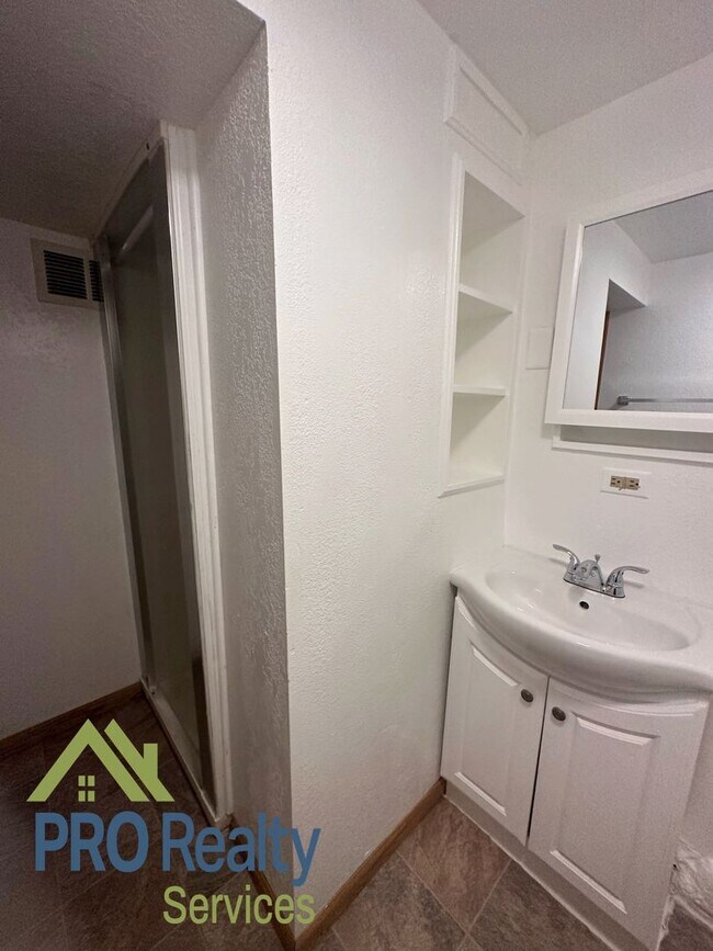 Building Photo - 480 Forest St N #1
