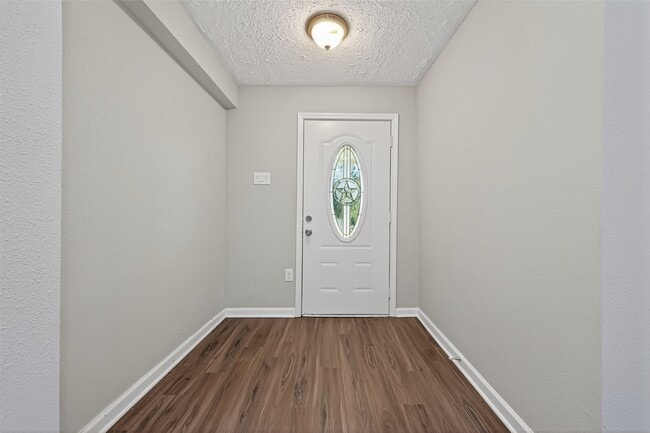 Building Photo - 1305 St Lawrence River Rd