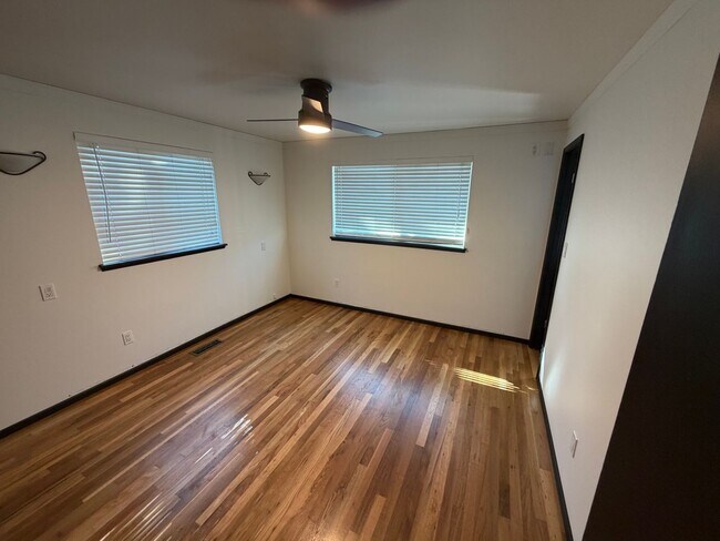 Building Photo - Top Floor Unit in Tastefully Updated Home!