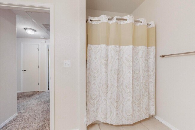 Building Photo - 6800 Vista Del Norte Dr NE