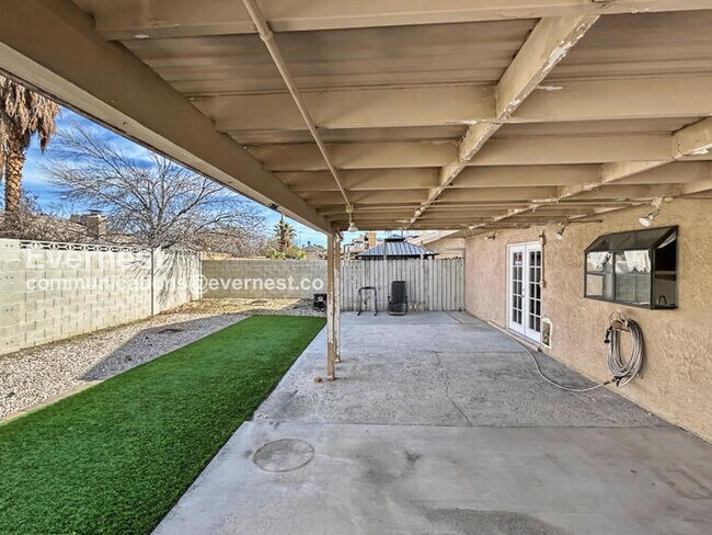 Building Photo - 4 Bed/3 Bath Home with Garage / Pet-Friendly / Vouchers Accepted / Available Now!