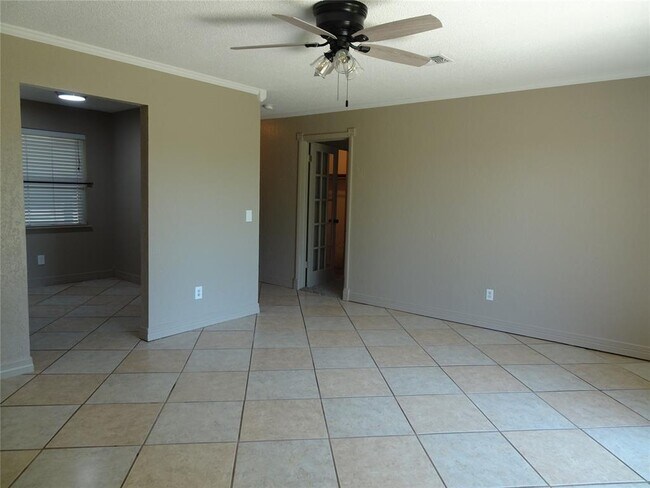 Building Photo - 600 Oak Creek Dr