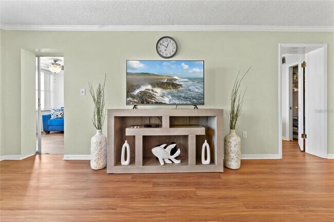 Building Photo - 4550 Cove Cir