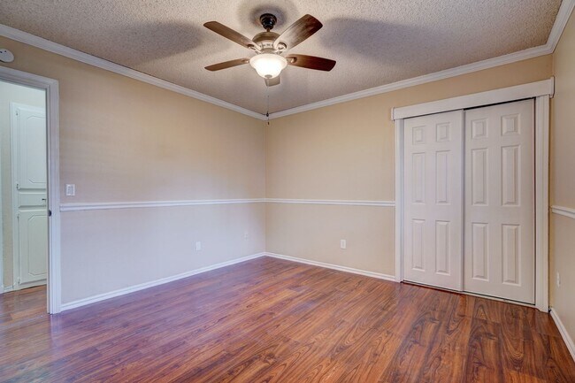 Building Photo - 4 bed 3 bath home!