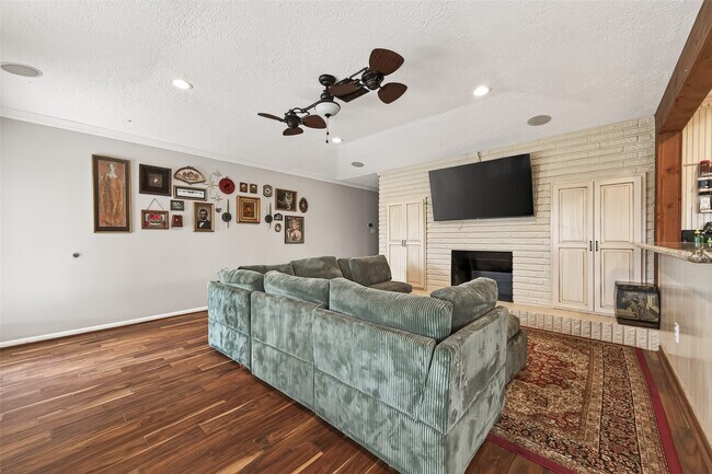 Building Photo - 805 Camelot Ln