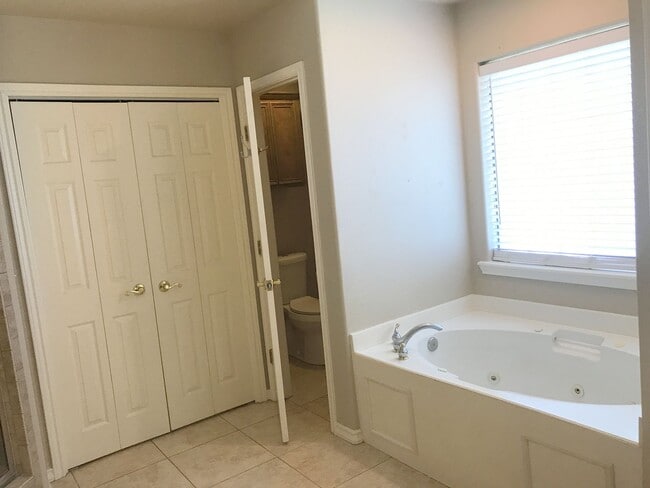 Building Photo - 15313 Guadalupe River Dr