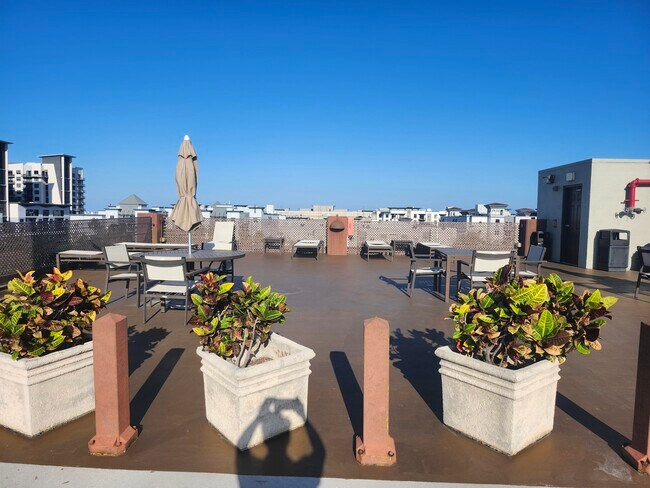 Building Photo - 533 NE 3rd Ave