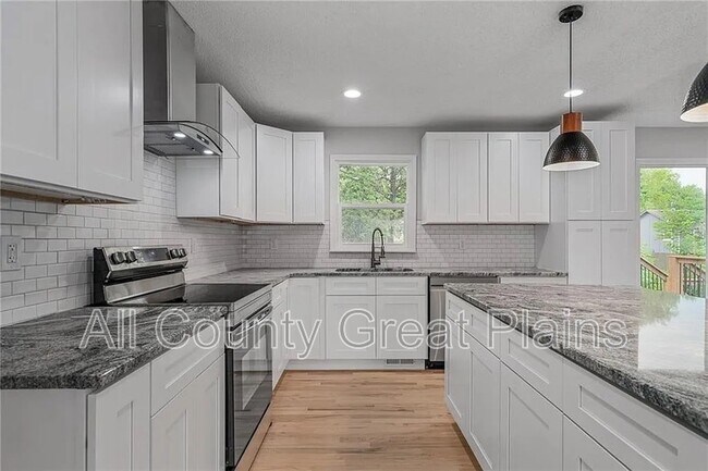 Building Photo - 1917 E Stratford Rd