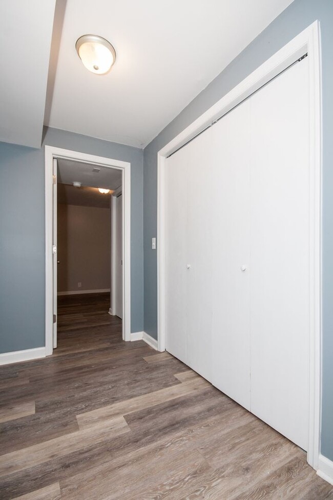 Building Photo - Huge 4 Bedroom 2 Bath Sylvan Park Classic! AVAILABLE NOW. Perfect for Roommates or a Home Office....