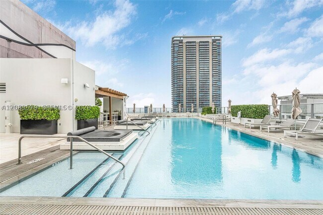 Building Photo - 1010 Brickell Ave