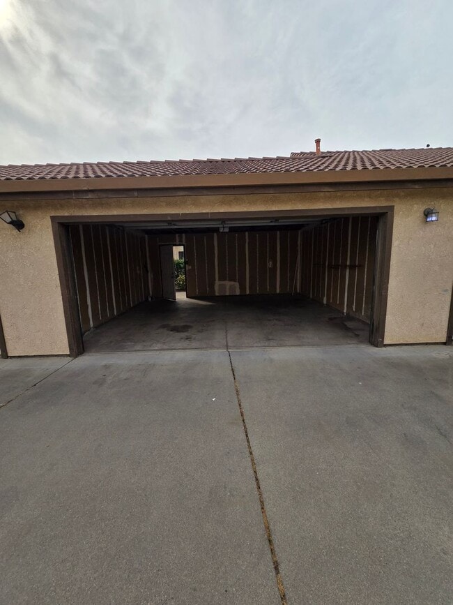 Building Photo - Available Now!! Delightful 2 bedroom, 2.5 bath condo!!