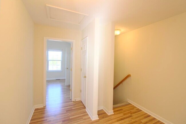 Building Photo - 351 Emerson Ln