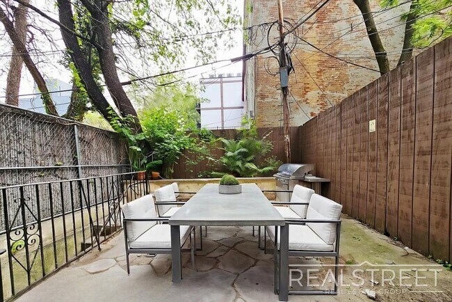 Building Photo - Massive 3BD/3BA Renovated Duplex with Home...