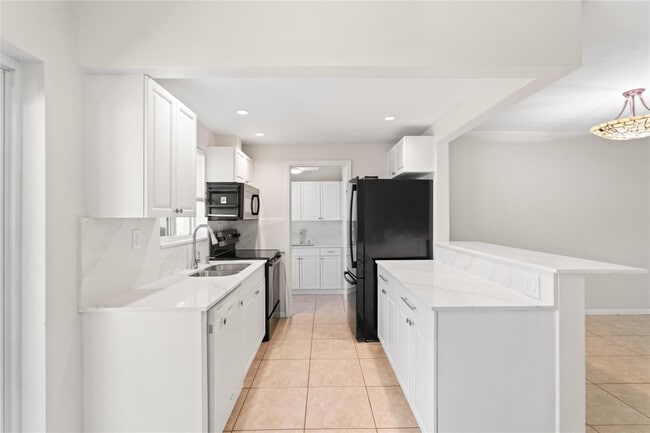 Building Photo - 2616 Middle River Dr