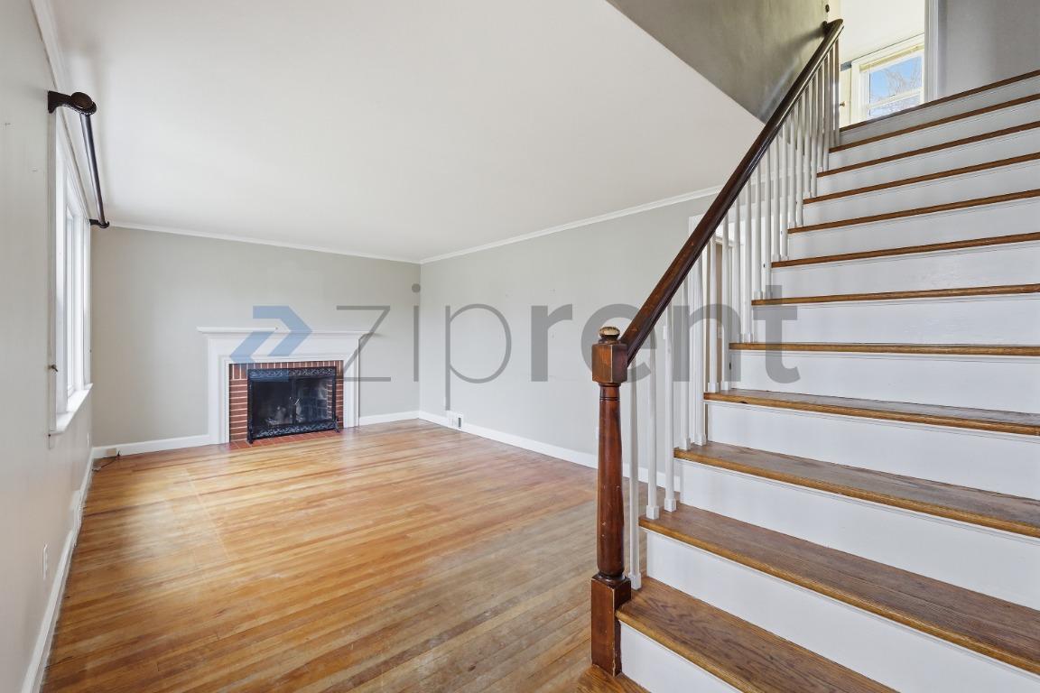 Building Photo - 18 St James St