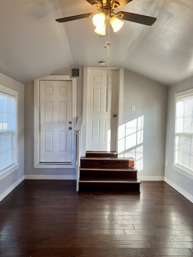 Building Photo - 904 N Peoria Ave