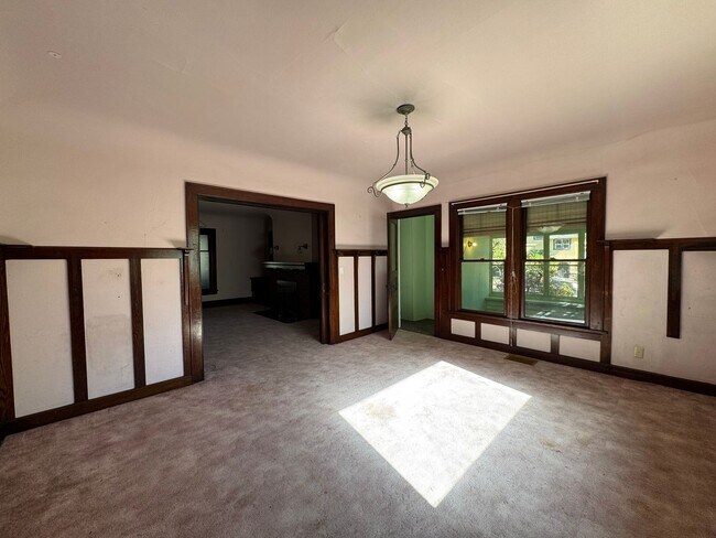Building Photo - Large 1 Bedroom Main Level Apartment Near ...