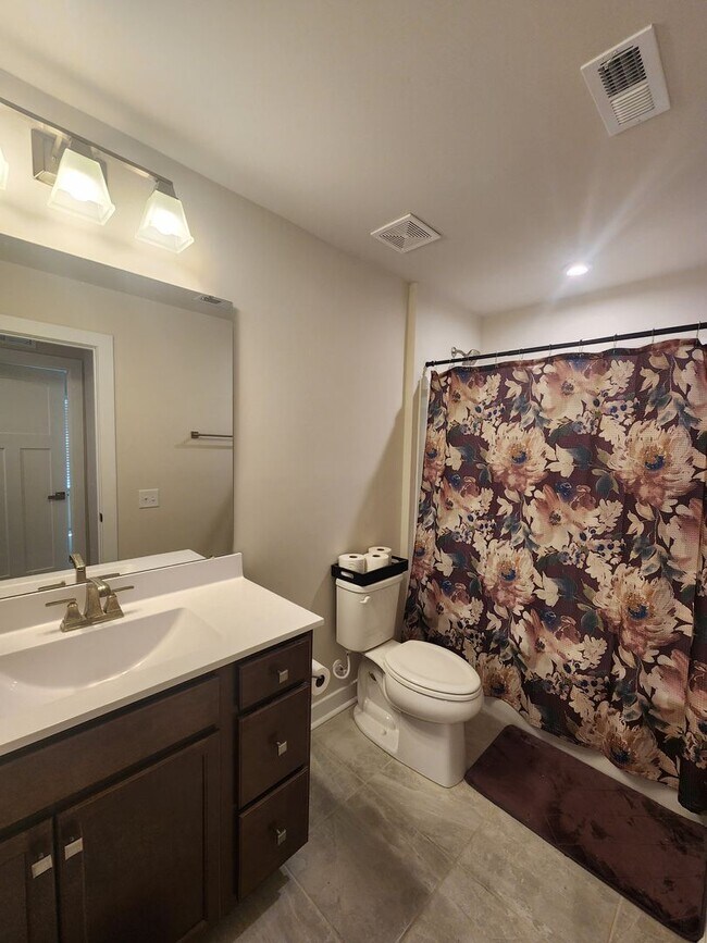 Building Photo - 3 Bedroom Townhome in Troutman
