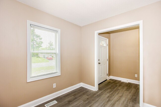 Building Photo - Ranch Style 3 bedroom 2 bathroom NEST Close to Fort Liberty!