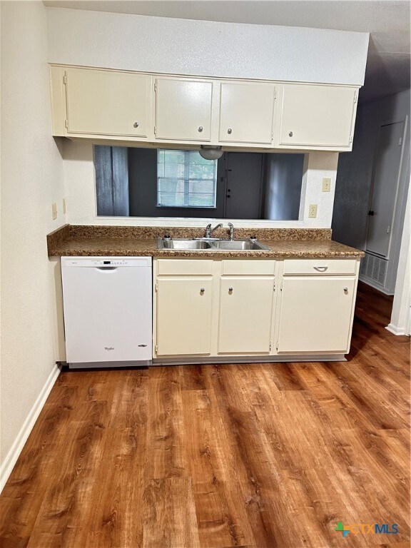 Building Photo - 1051 Country Club Unit G #26 Dr