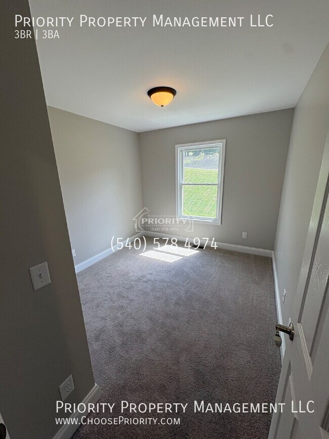 Building Photo - 751 Zephyr Dr