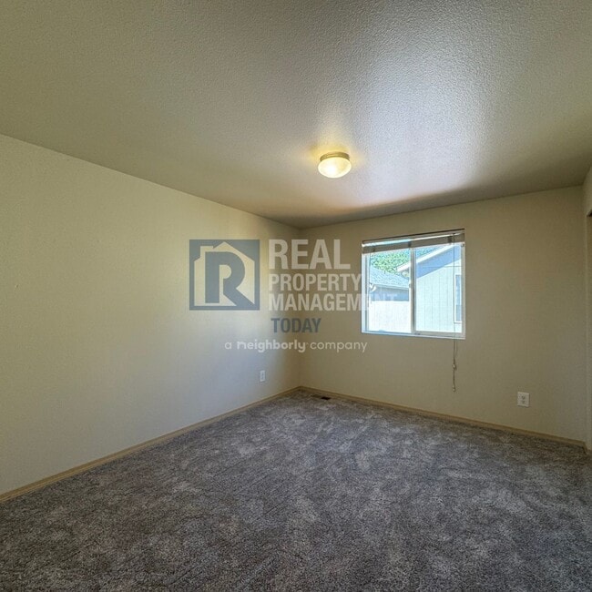 Building Photo - Great 3 Bedroom with 2 Car Garage + Fenced...