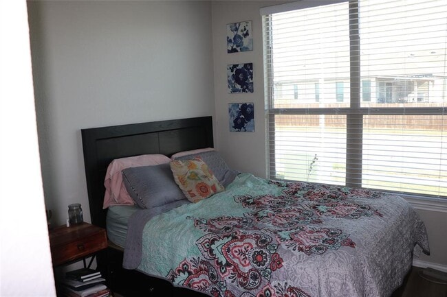 Building Photo - 321 Parrot Tulip View