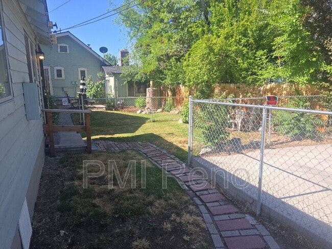 Building Photo - 445 Roberts St