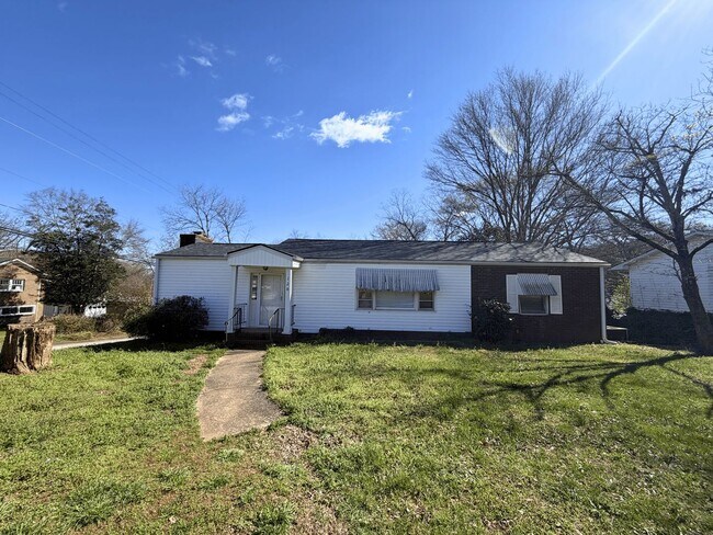 Building Photo - Spacious 2-Bed Home Across from Pickens Library