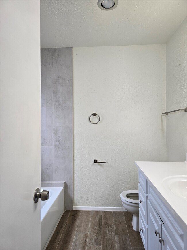 Building Photo - 2101 Fountain View Dr