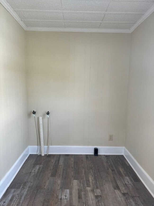 Building Photo - 701 E Lenoir Ave