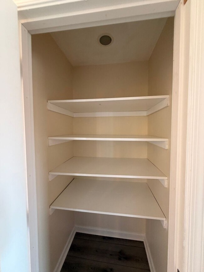 Building Photo - 42 Kilverstone Way