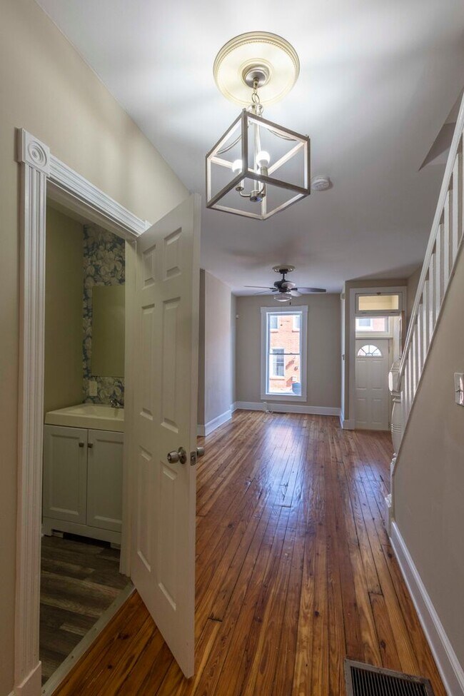 Building Photo - Charming 2BD/1BA Townhome in Patterson Park, MD!