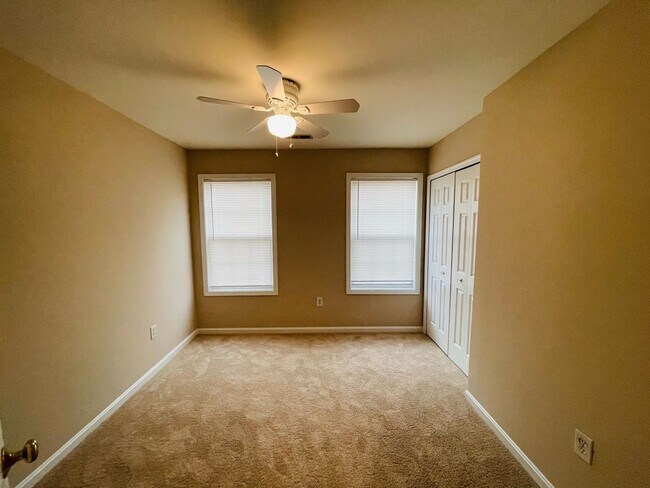 Building Photo - STAFFORD HOME - LARGE 5 BEDROOMS!
