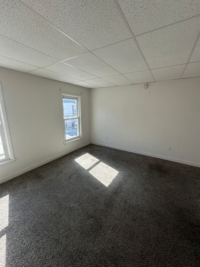 Building Photo - 1047 W Poplar St