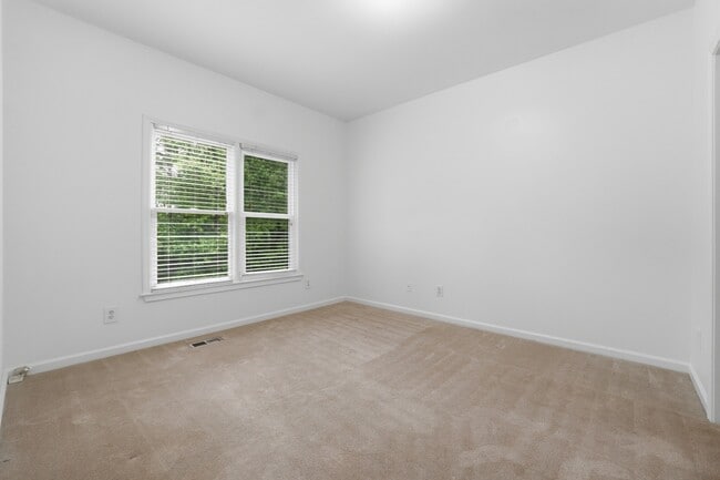Building Photo - Spacious Renovated Home on a Quiet Cul-de-Sac Single-family · Professionally managed · Move-in ready